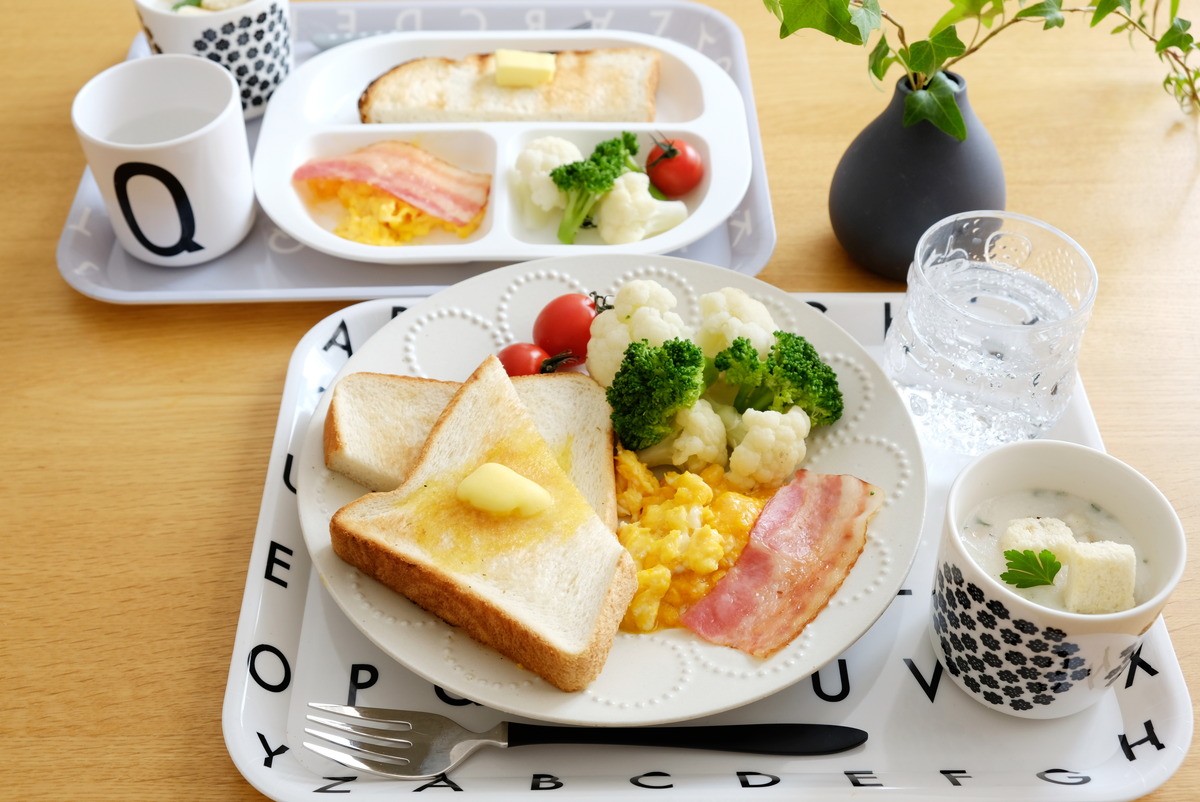 キャンドゥ・PPトレー 英字柄・デザインレターズ風・朝食・朝ごはん・ミナペルホネン・タンバリン①