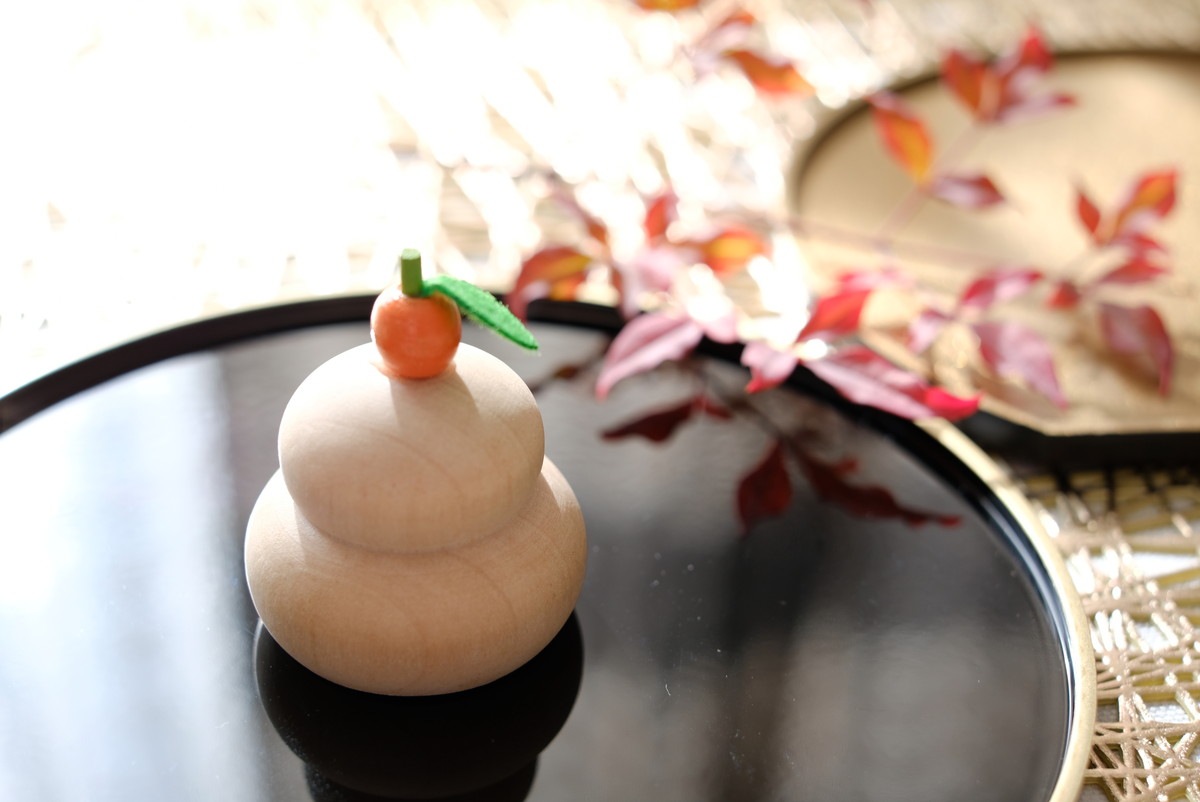 セリア・正月・菓子皿 黒塗り金縁・金塗り・木製鏡餅①