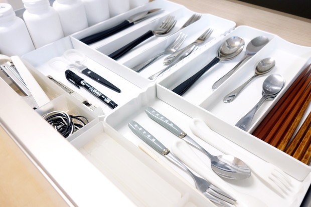 ダイソー・陶器　ティースプーン&ケーキフォーク・パモウナ引出し最上段・カトラリー収納①