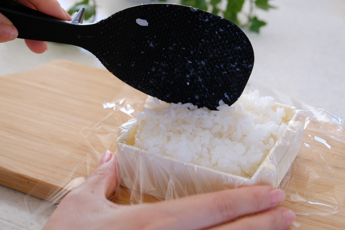 ❺7058ダイソー・らくらくラップご飯