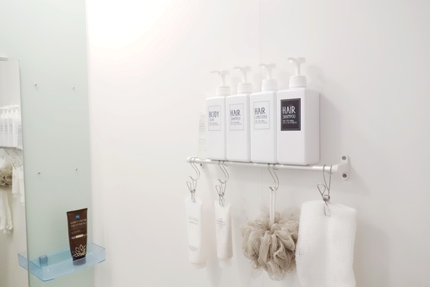 浴室・ダイソー・詰め替えボトル用ステッカー(シャンプー)・無印・ステンレス横ブレしにくいフック・ニトリ・オールステンレスピンチ①