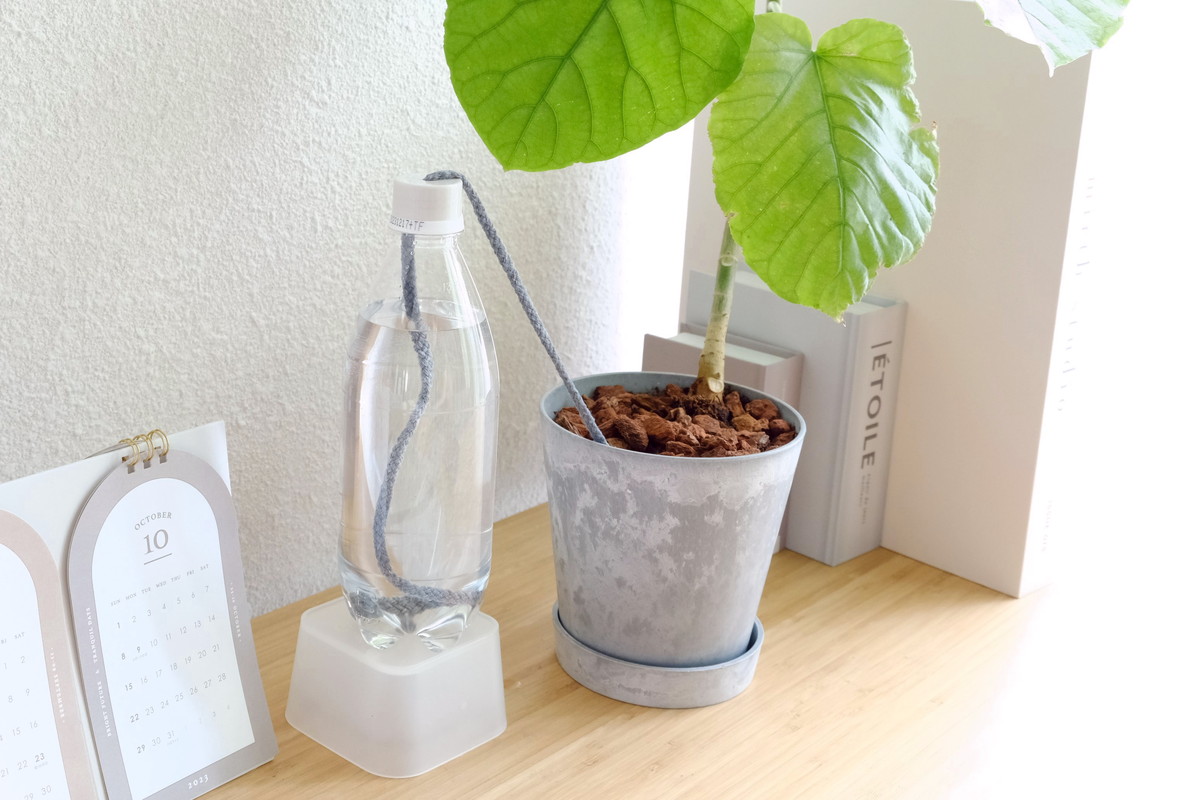 ❽8708③セリア・園芸用自動給水器