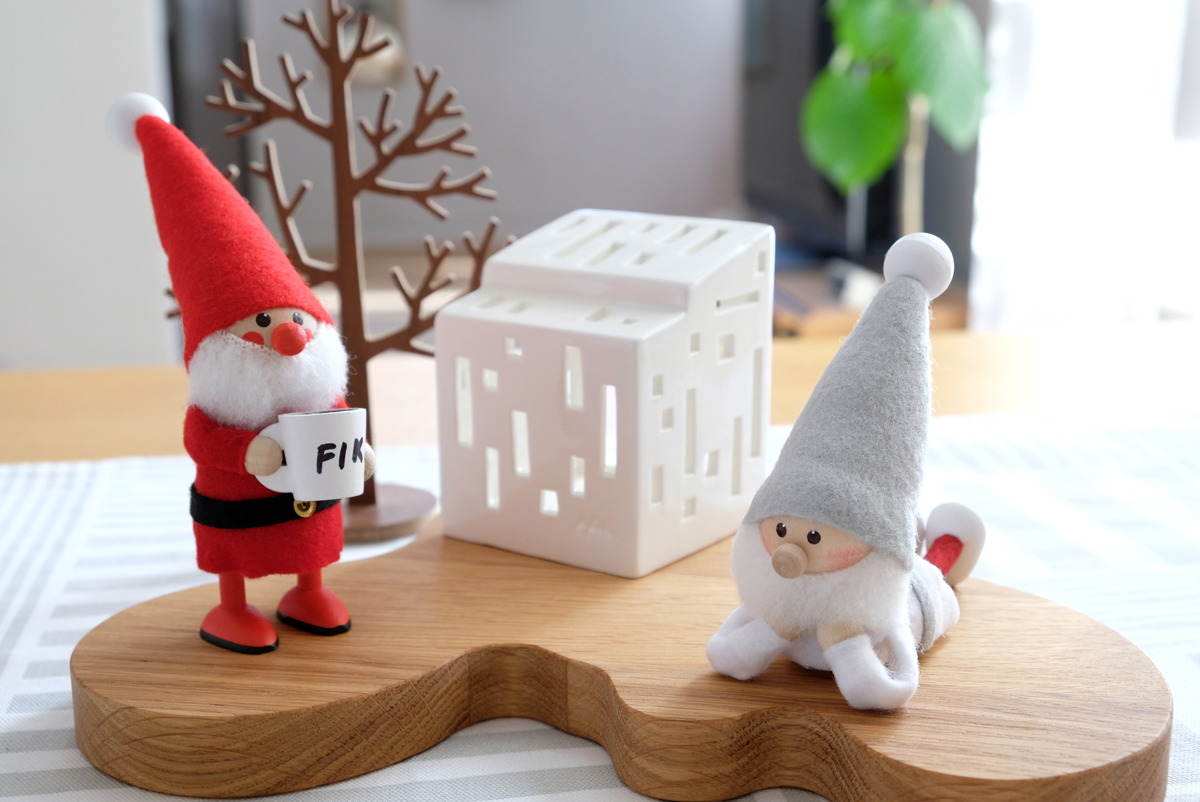 2019年・ノルディカニッセ・寝転がるサンタ・クリスマス・マグカップを持ったサンタ・サービングプラター②