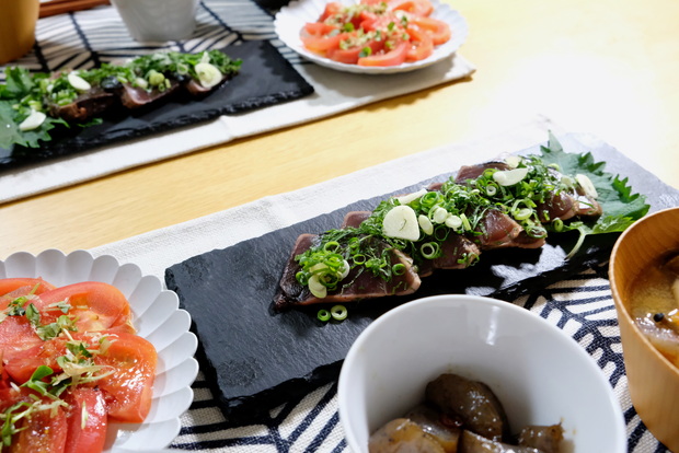 ジュビリーロンドン・ランチョンマット・ブラックホワイトウェーブ・和食・料理・カツオのたたき②