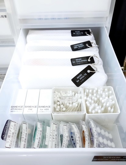 セリア・タバコケース・綿棒ケース・納戸・絆創膏・綿棒・衛生用品収納①