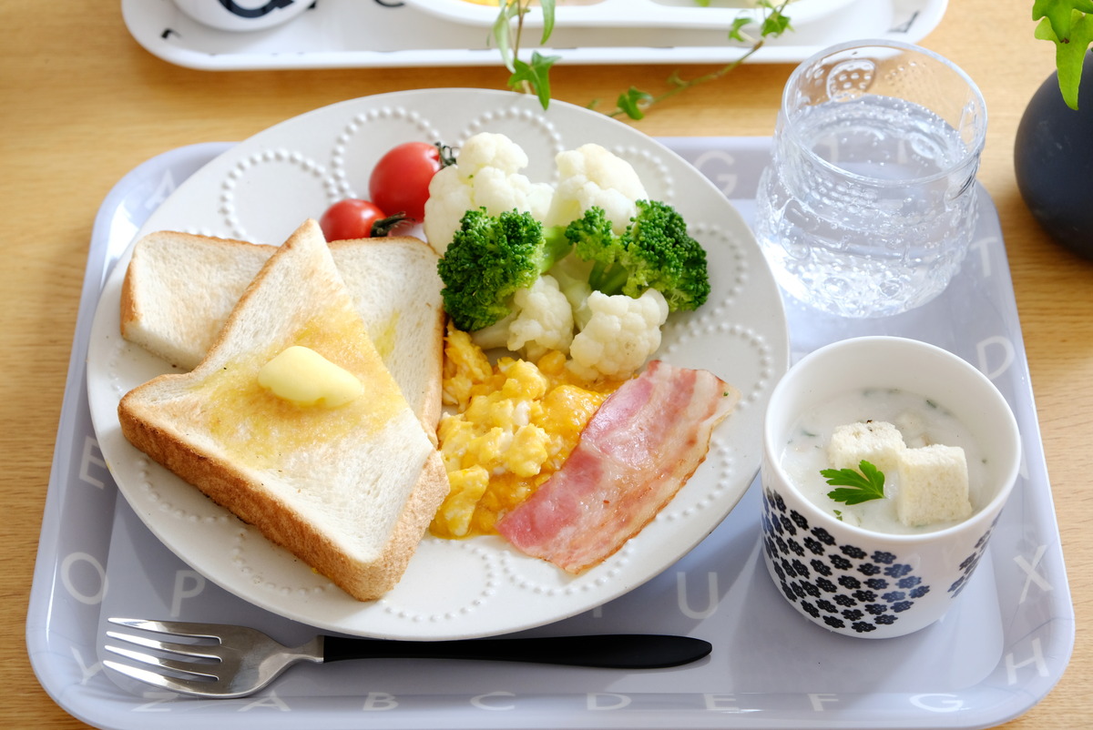 キャンドゥ・PPトレー 英字柄・デザインレターズ風・朝食・朝ごはん・ミナペルホネン・タンバリン③