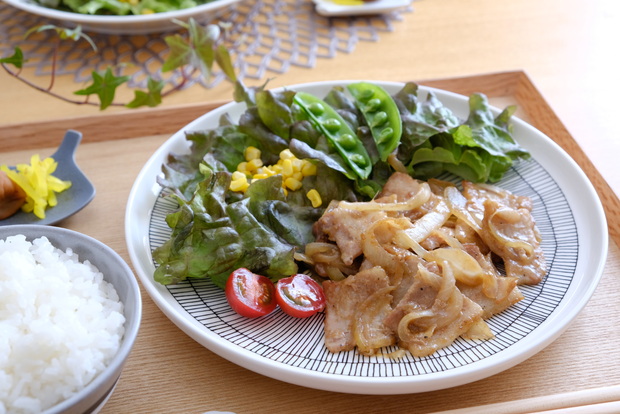 マリメッコ・シイルトラプータルハ25cmプレート・生姜焼き①