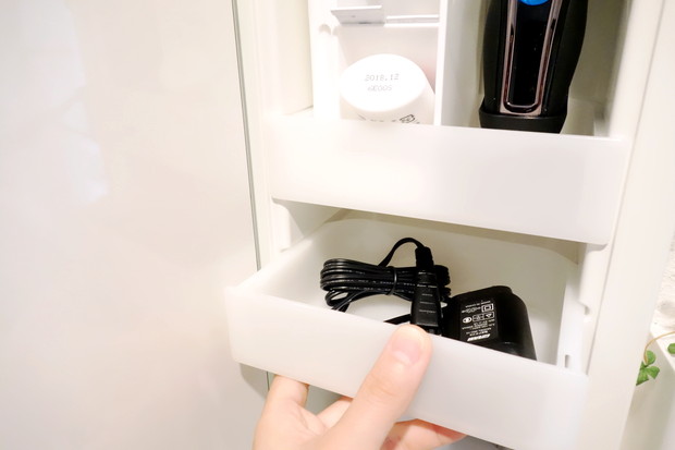洗面所・洗面台鏡裏・右・シェーバー充電器①