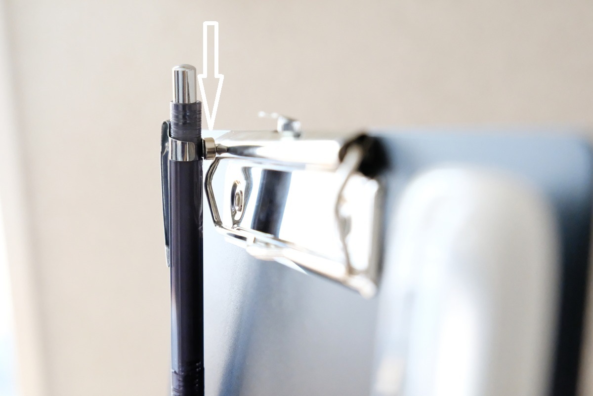 セリア・A4クリップボード・強力マグネット・ペン収納①