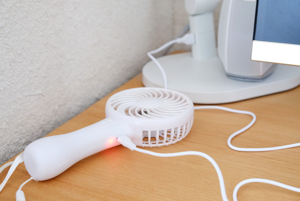 ダイソー・充電式　ハンディ扇風機・パソコンスペース①