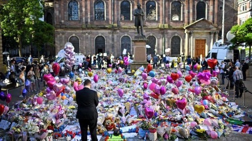 自爆テロ イギリス マンチェスターアリーナ カイル・ローラー 警備 テロリスト 人種差別