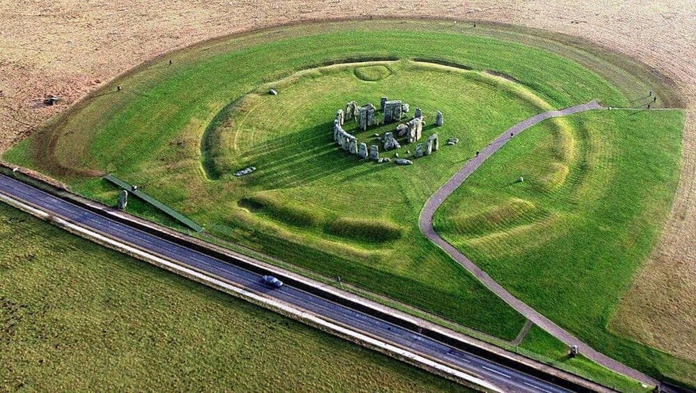 ストーンヘンジ　イギリス　世界遺産　危機遺産