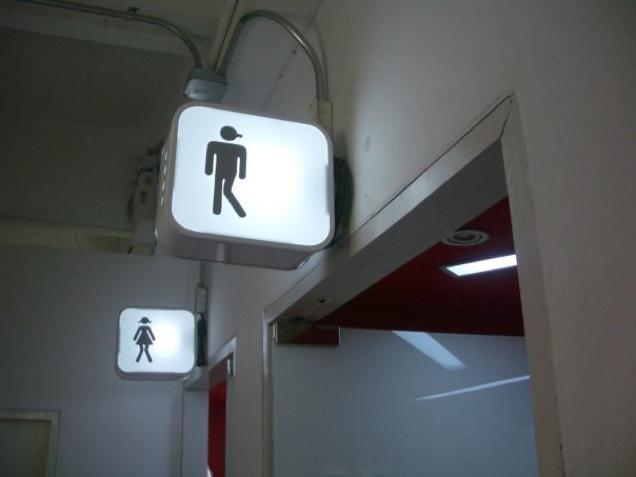 おもしろいトイレのマークに関連した画像-05