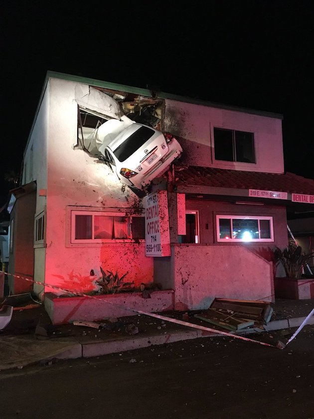 車が宙を舞いビルの二階に衝突に関連した画像-02