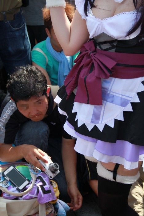 コスプレイヤーを囲むカメラ小僧(カメコ)たちに関連した画像-03