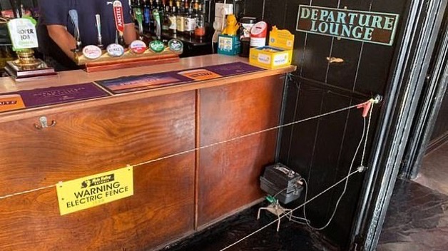 イギリス パブ 社会的距離に関連した画像-05