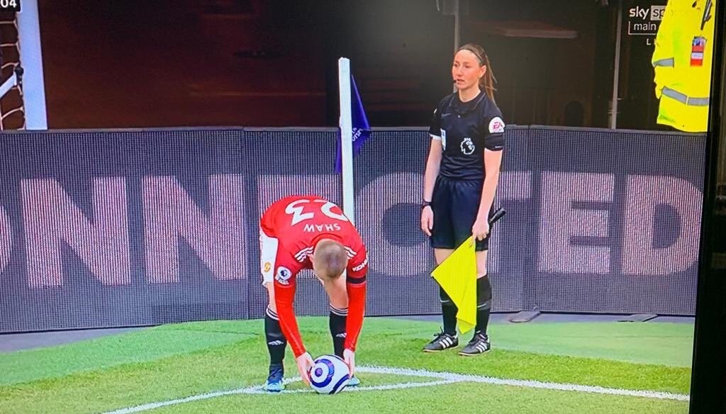 イラン サッカー 検閲 規制 生足