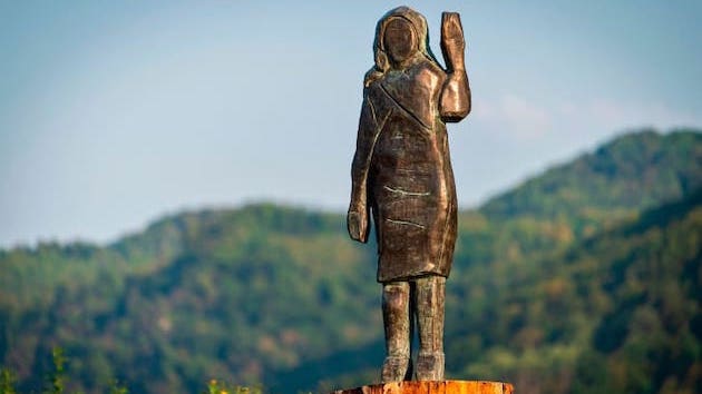 メラニア・トランプ メラニア夫人像 ブロンズ像 芸術 スロベニア
