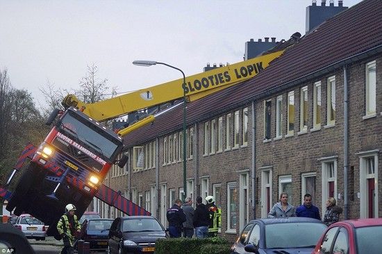 オランダ:プロポーズ中にクレーンが転倒に関連した画像-02