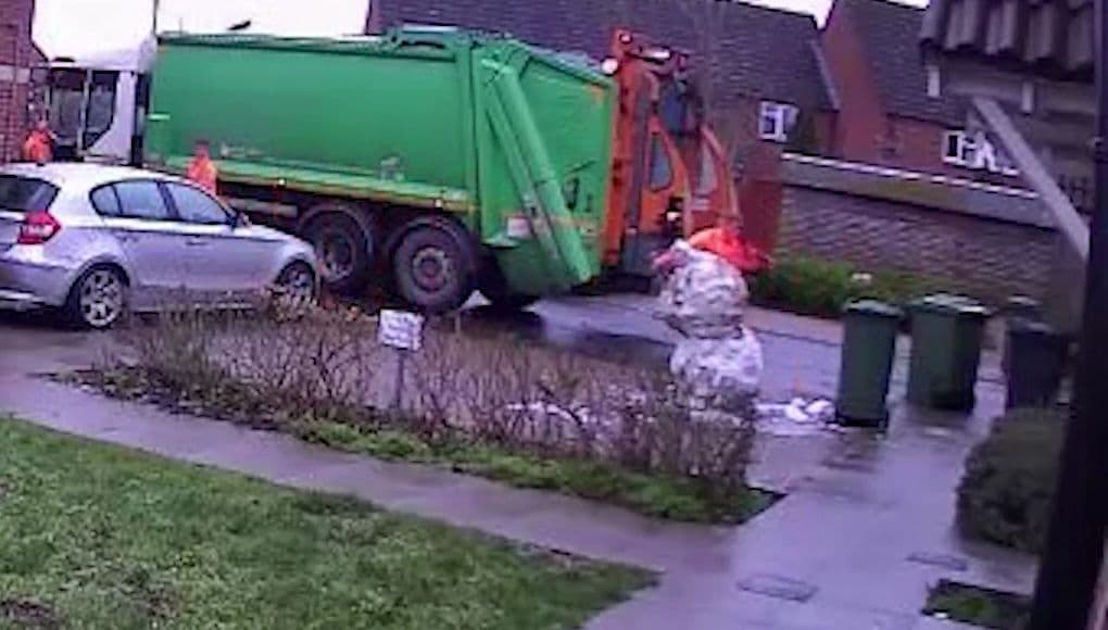 イギリス 雪だるま 解雇