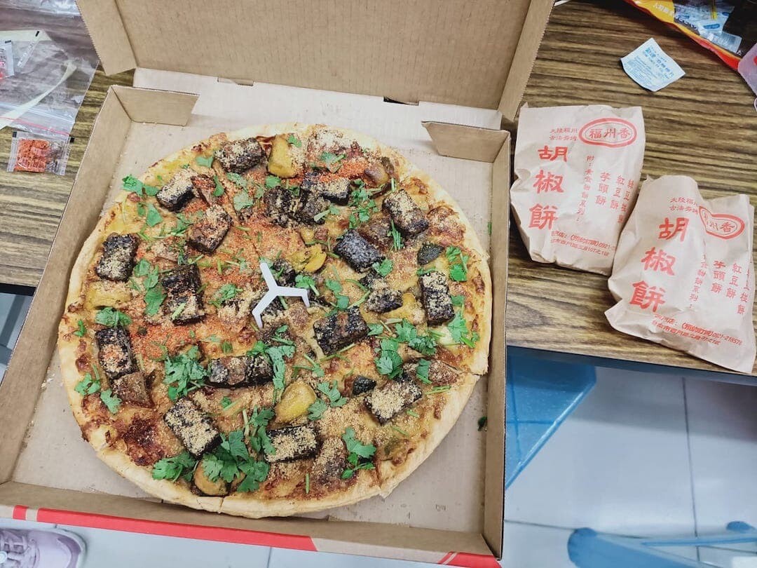台湾 ピザハット パクチーピータン豚血ケーキピザ 香菜皮蛋豬血糕 豚血餅