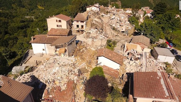 イタリア地震でご主人様を失くした飼い犬、棺に寄り添いに関連した画像-01