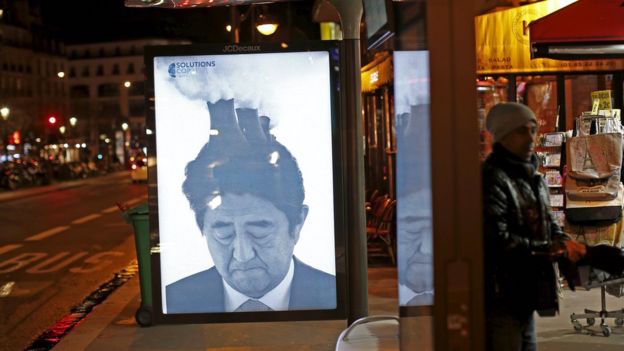 パリに安倍首相の風刺ポスターが貼られまくるに関連した画像-01