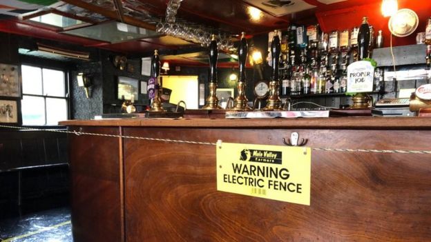イギリス パブ 社会的距離に関連した画像-04