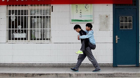 障害を持つ同級生を背負い続けてきた中国人に関連した画像-01