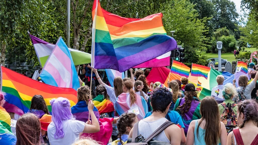 LGBT　消防車　痛車　イギリス　レインボー