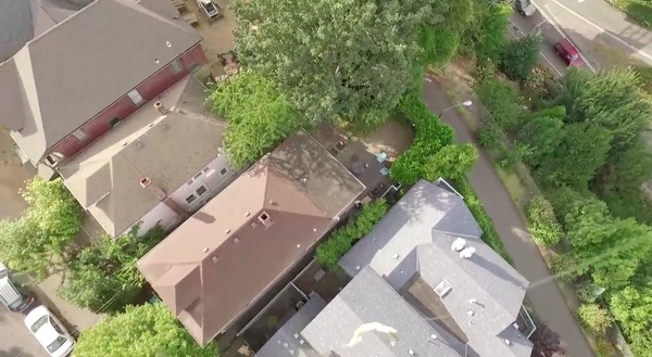 隣人の屋根上にドローンが墜落!別のドローンで救出に関連した画像-03