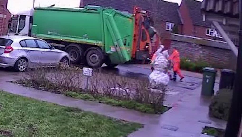 イギリス 雪だるま 解雇