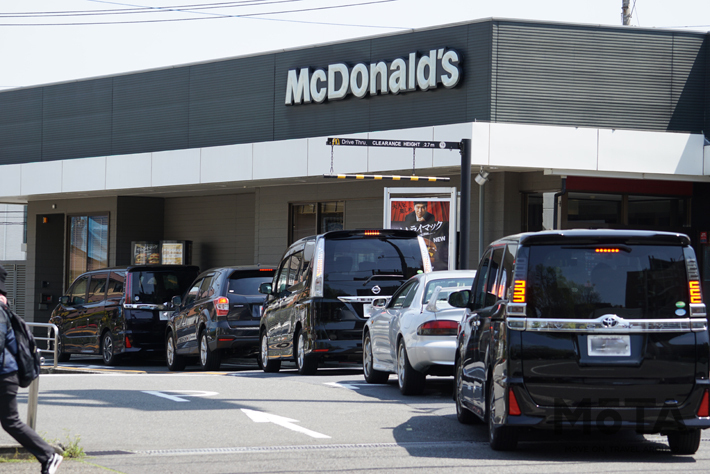 マクドナルド ドライブスルー 車に関連した画像-01