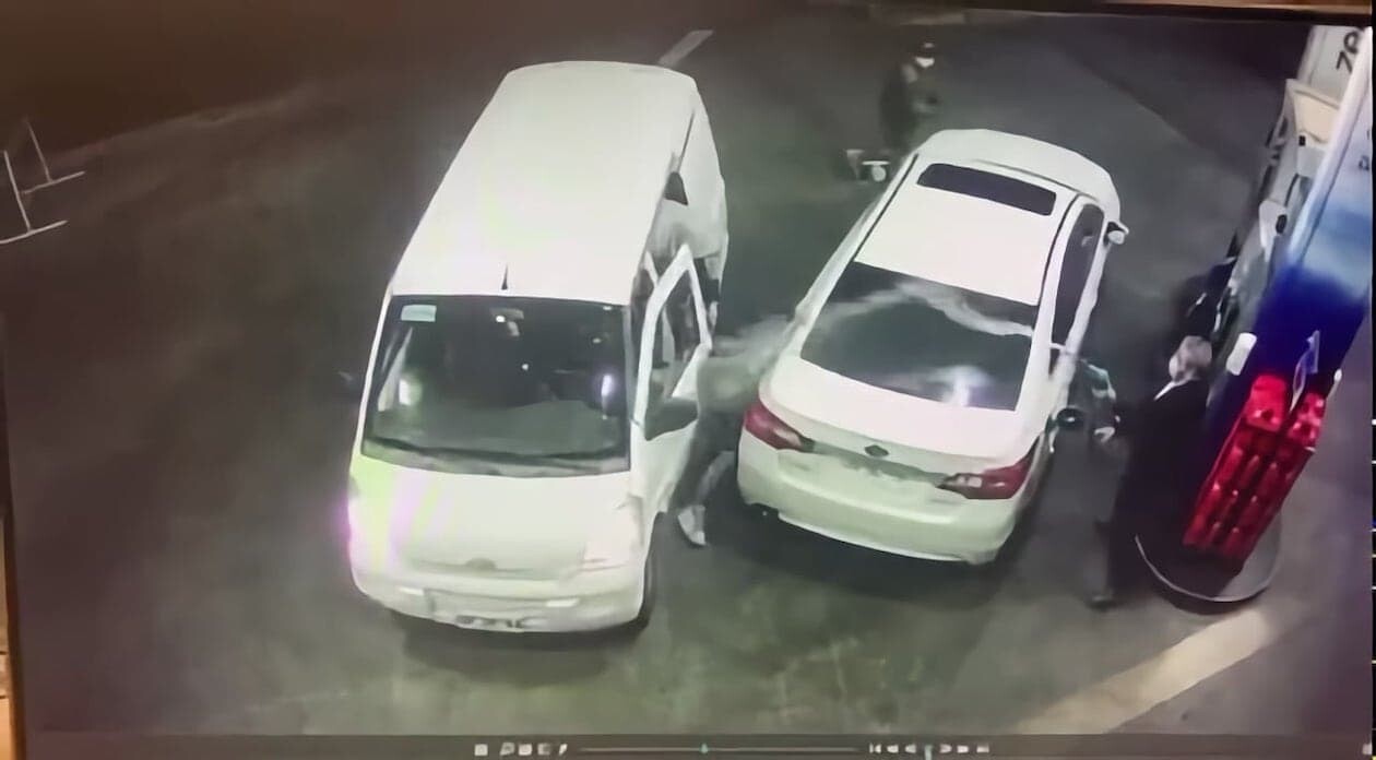 ガソリンスタンド 強盗