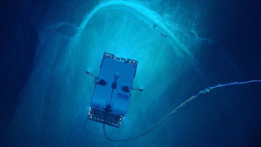 アメリカ海洋大気庁 NOAA 海底 穴
