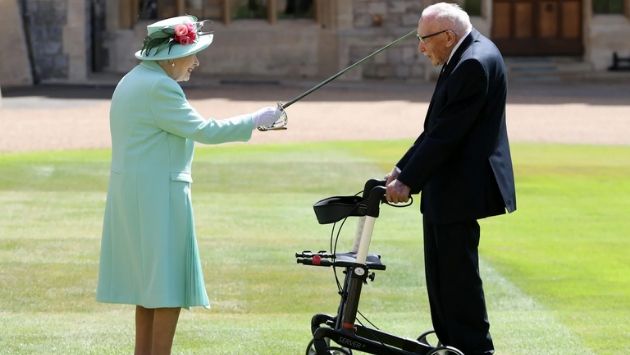 イギリス　トム・ムーア大尉　エリザベス女王に関連した画像-01