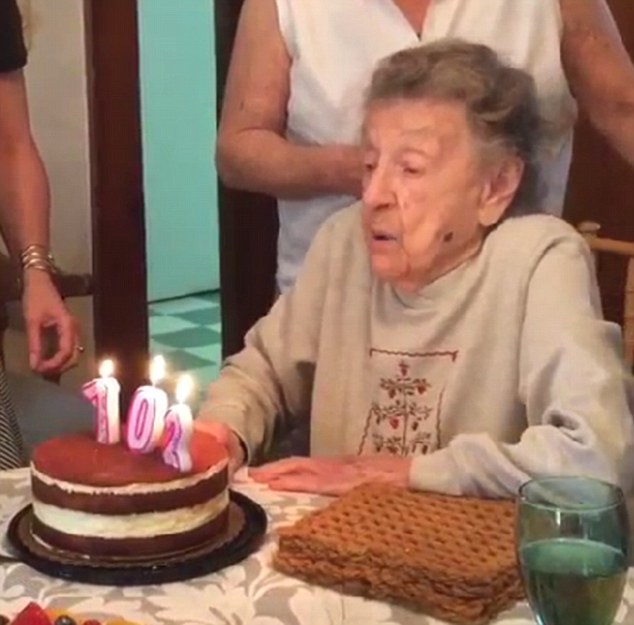102歳の誕生日に関連した画像-02