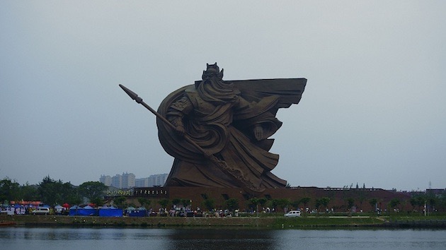 中国　関羽像　三国志　関公義園　違法建築