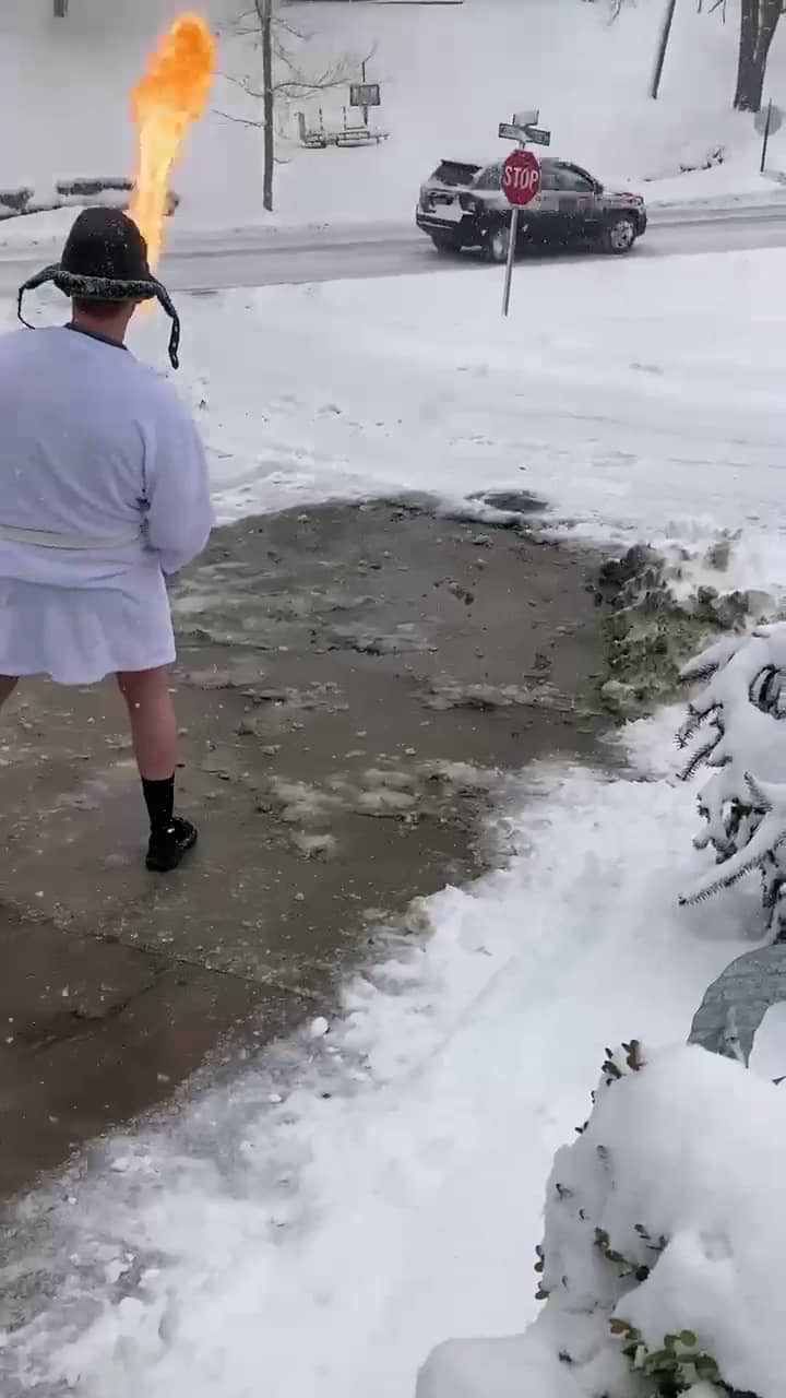 火炎放射器 雪かき アメリカ ティモシー・ブラウニング 葉巻