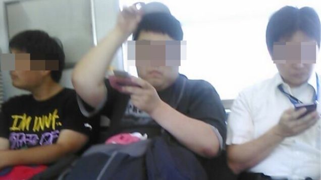 デブが電車でゲームボーイアドバンスしてて爆笑なう(笑)に関連した画像-01