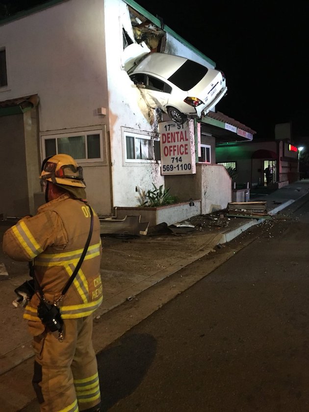 車が宙を舞いビルの二階に衝突に関連した画像-03