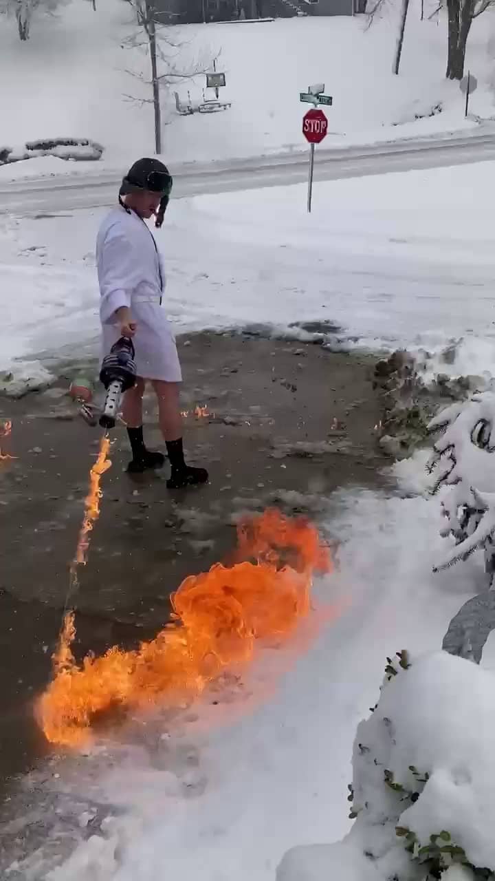 火炎放射器 雪かき アメリカ ティモシー・ブラウニング 葉巻