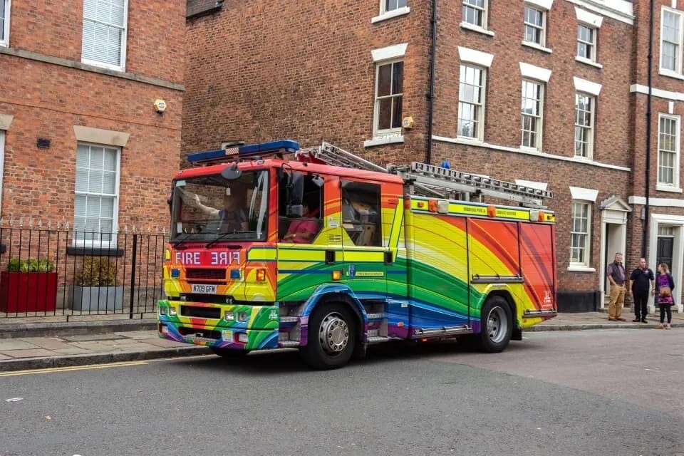 LGBT 消防車 痛車 イギリス レインボー