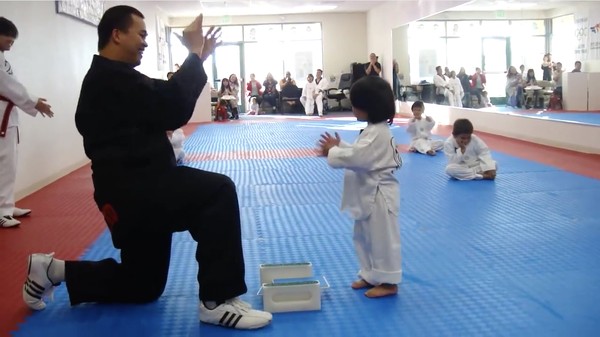 3歳の男の子が初めて板割に挑戦!に関連した画像-06