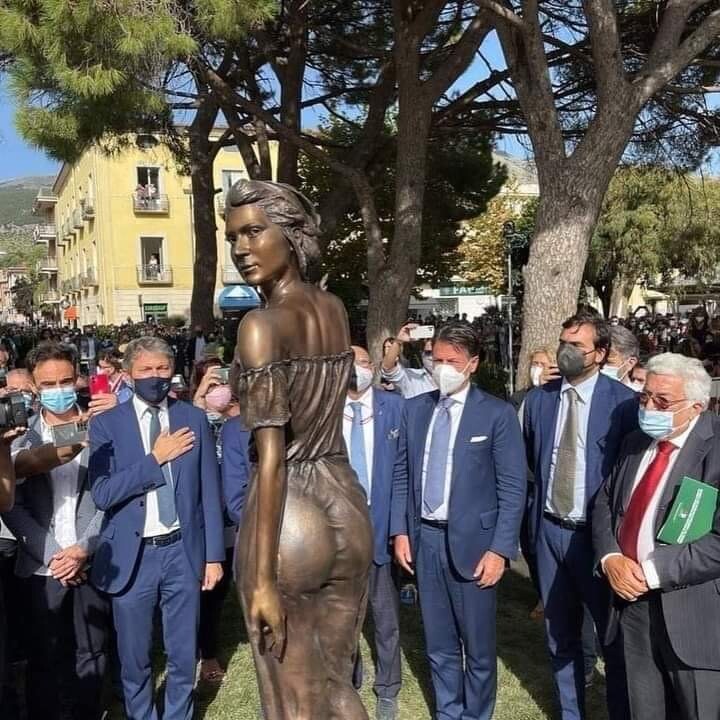 銅像 イタリア 性差別