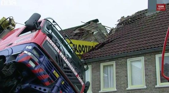 オランダ:プロポーズ中にクレーンが転倒に関連した画像-01