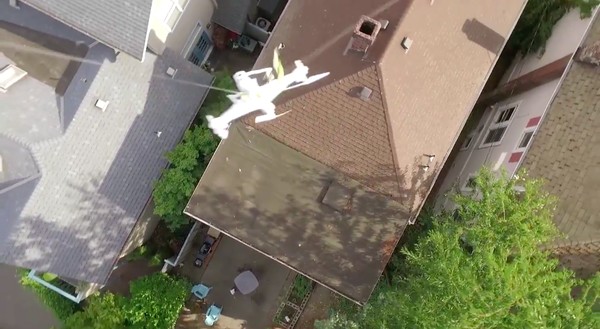 隣人の屋根上にドローンが墜落!別のドローンで救出に関連した画像-06