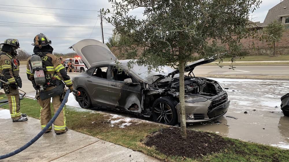 テスラ　モデルS　爆発　火災　電気自動車