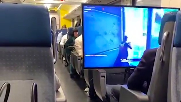 スイスの電車客席でゲームする猛者に関連した画像-01