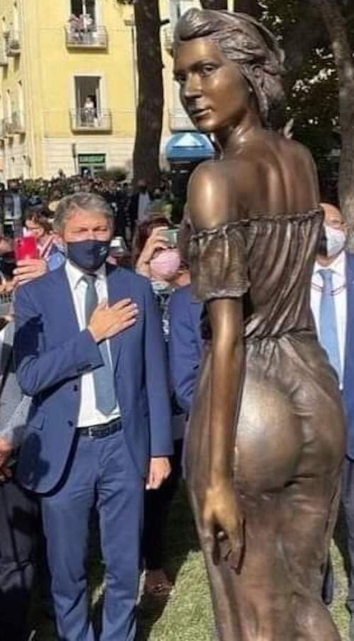 銅像　イタリア　性差別